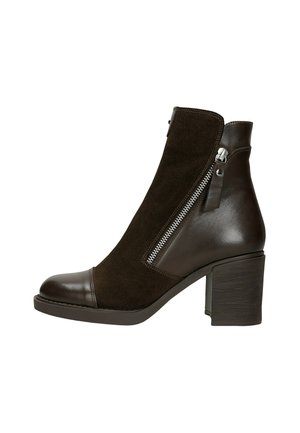 Bottine marron foncé à talon bloc, fermeture éclair latérale, bout en cuir et partie supérieure en daim.