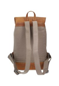 Rudas odinis ir pilkas audinys kuprinė su ritinėlio viršumi, reguliuojamomis pilkomis diržais ir odiniais akcentais apačioje.