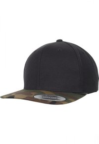 Șapcă neagră cu un design structurat, având o vizieră cu model camuflat. Materialul este neted, iar închidere este de tip snapback.