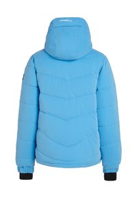 Blauwe gewatteerde pufferjas met een chevronpatroon, gebreide textuur, elastische manchetten en een zwart accent bij de pols. Merklogo op de capuchon.