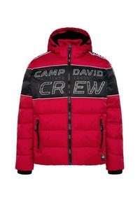 Rote gepolsterte Jacke mit einem schwarzen Einsatz, auf dem "CAMP DAVID CREW" in großen Buchstaben steht. Mit Reißverschluss, Seitentaschen und Kapuze.