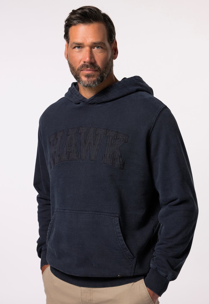 Tmavě modrá mikina s kapucí vyrobená z bavlny, s klokaní kapsou, na přední straně s vystouplým nápisem "HAWK". Hladké manžety a lem.
