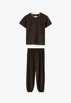 Donkerbruine T-shirt met korte mouwen en witte bies en bijpassende donkerbruine broek met elastische tailleband en geplooide boorden.