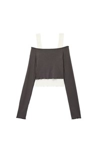Off-shoulder ribbet top med lange ærmer, har en mørkegrå krop og kontrasterende lysegrå stropper; cropped design med bølgede kanter.
