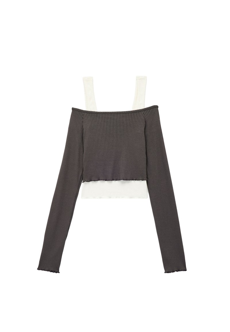 Off-shoulder ribbet top med lange ærmer, har en mørkegrå krop og kontrasterende lysegrå stropper; cropped design med bølgede kanter.