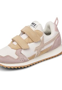 Sneaker bianca e beige con accenti in suede, cinturini con chiusura a velcro, parte superiore in mesh testurizzato, suola a contrasto e un sottile dettaglio del logo.