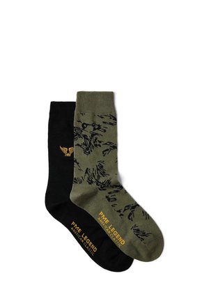 Une paire de chaussettes d’équipage, une noire unie avec logo et texte jaunes, une vert olive avec motif abstrait noir et texte jaune.