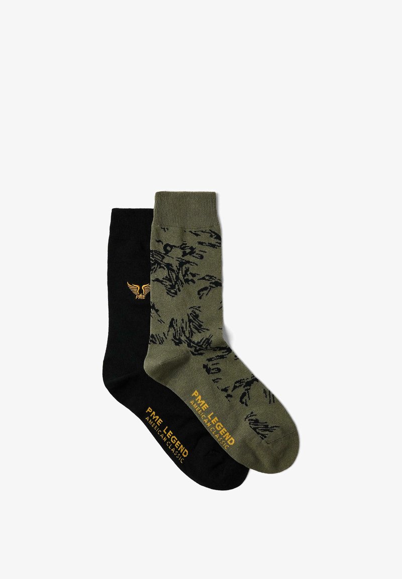 Une paire de chaussettes d’équipage, une noire unie avec logo et texte jaunes, une vert olive avec motif abstrait noir et texte jaune.