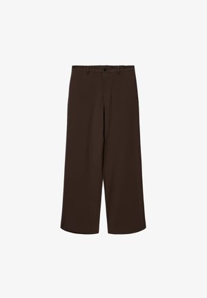 Pantaloni marrone scuro a gamba larga, tagliati sopra la caviglia, con bottone e passanti per cintura, mostrati distesi su uno sfondo bianco.