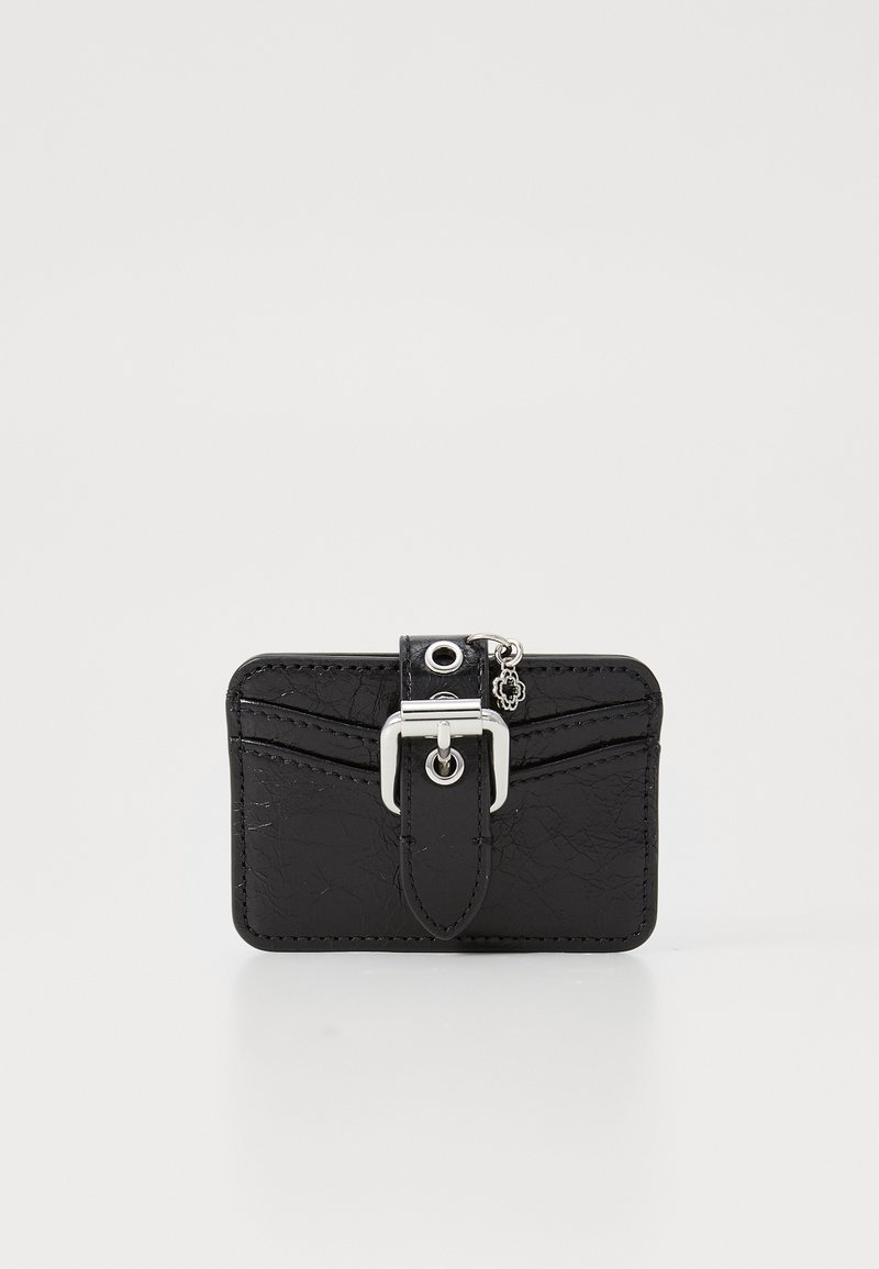 Cardholder negru din piele eco cu clapetă cu budă, accesorii argintii, suprafață texturată și un charm decorativ. Formă compactă, dreptunghiulară.