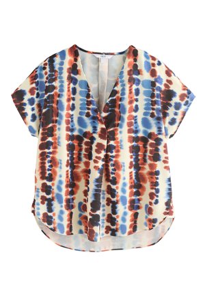 Kurzärmelige V-Ausschnitt-Bluse aus leichtem Stoff mit einem mehrfarbigen Batikmuster in Rot-, Blau- und Schwarztönen auf cremefarbenem Hintergrund.