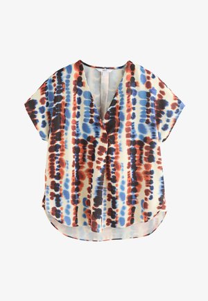 Bluzka z krótkim rękawem i dekoltem w serek, wykonana z lekkiej tkaniny, z wielokolorowym wzorem tie-dye w odcieniach czerwieni, niebieskiego i czerni na kremowym tle.