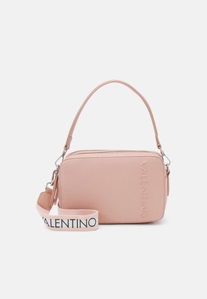Borsa a tracolla in pelle rosa con finitura strutturata, dotata di manico superiore, tracolla regolabile e logo "Valentino" impresso sul lato.