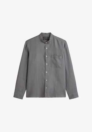 Camisa gris de manga larga con cuello de banda, cierre de botones en el frente y un único bolsillo en el pecho. Fabricada con un tejido suave y texturizado.