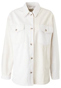 Camisa de mezclilla color crema que presenta mangas largas, cierre frontal abotonado y dos bolsillos en el pecho con solapas abotonadas. Textura suave y ajuste relajado.