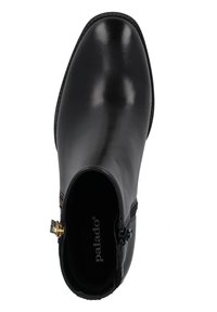 Czarne skórzane botki za kostkę o gładkiej teksturze, zaokrąglonym nosku oraz bocznym zamku błyskawicznym z złotym akcentem. Logo widoczne wewnątrz.