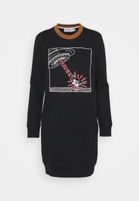 Svart sweatshirtklänning med långa ärmar, kontrasterande brun krage och ett grafiskt tryck med en UFO och karaktär med röda accenter.