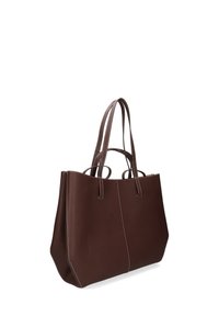 Borsa tote in pelle marrone scuro con doppi manici e cuciture bianche, in posizione verticale su uno sfondo bianco.
