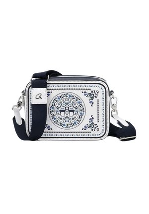 Sac bandoulière rectangulaire blanc avec motifs floraux bleus, deux cerfs dans un cercle central, et une large bandoulière réglable bleu marine avec ferrure argentée.