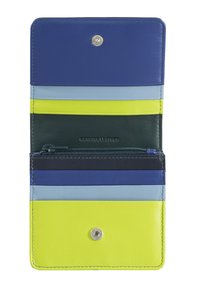 Cartera de cuero con múltiples bloques de color horizontal: azul oscuro, azul claro, verde y amarillo. Incluye un compartimento con cremallera y cierre a presión.