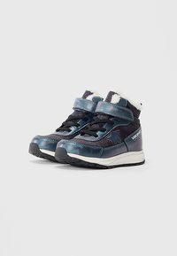 Sapatilhas de cano alto azul escuro com detalhes brilhantes, fechos de velcro e forro de pelúcia branca. Superfícies texturizadas com um detalhe de estrela ao lado.
