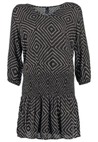 Černobílé šaty s potiskem a tříčtvrtečními rukávy, s nabíraným pasem a rozšířeným lemem, zobrazující geometrické diamantové tvary.