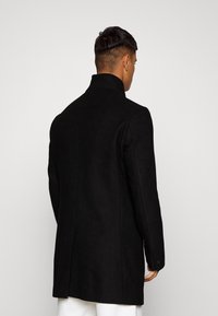 Isaac Dewhirst HIDDEN BUTTON PLACKET - Abrigo corto - black