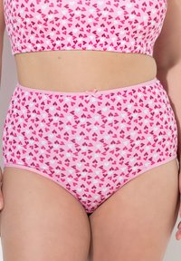Roze high-waisted onderbroek met een hartpatroon in tinten roze, wit en bordeaux, voorzien van een klein strikaccent op de tailleband.