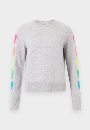 Ανοιχτό γκρι πουλόβερ με λαιμόκοψη και καρδιές σε χρώματα του ουράνιου τόξου που διατρέχουν και τα δύο μανίκια.