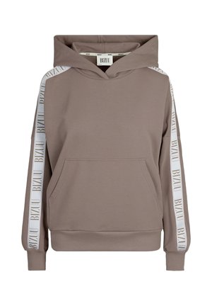 Hoodie in taupe, met een witte logoband langs de mouwen, een kangoeroezak en ribboord aan de mouwen en onderkant. Zachte stoftextuur.