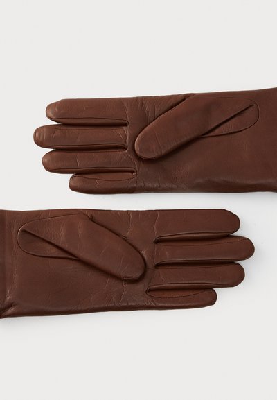 Brune lærhansker med en glatt tekstur, fem-fingerdesign og runde detaljer på knokene og fingertuppene.