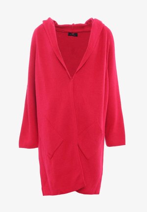 Cardigan rosso lavorato a maglia con cappuccio, apertura frontale e due tasche anteriori. Presenta un tessuto testurizzato e maniche a tre quarti.