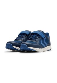 Zapatillas deportivas azules que presentan un material de malla y sintético, una correa de Velcro, suela texturizada y acentos en azul claro contrastantes.