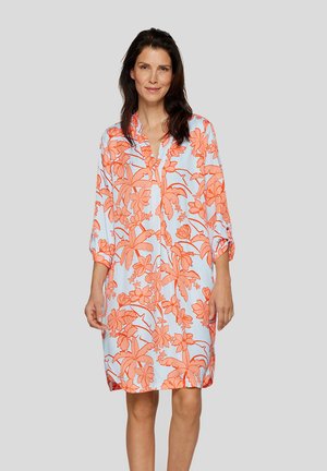 Blumenkleid mit hellblauem Hintergrund und großem orangefarbenem Blumendesign, verfügt über einen V-Ausschnitt und drei Viertelärmel.