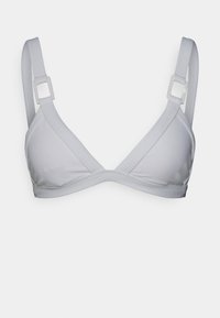 Bralette triângulo cinza claro feito de tecido canelado, com alças largas e fivela retangular para ajustabilidade.