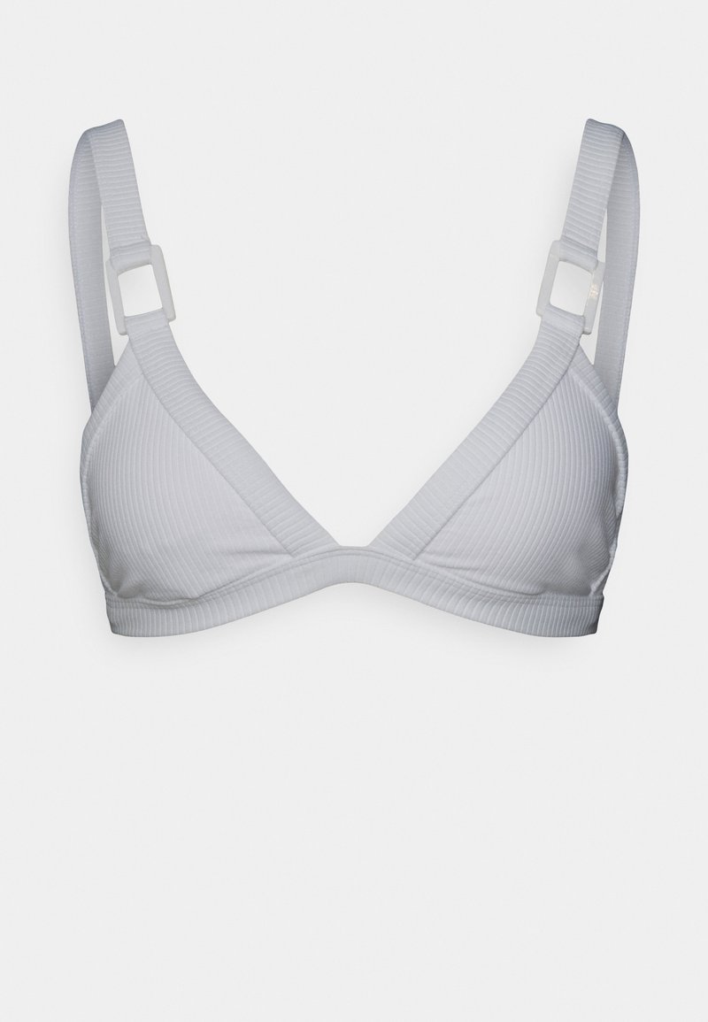 Bralette triângulo cinza claro feito de tecido canelado, com alças largas e fivela retangular para ajustabilidade.