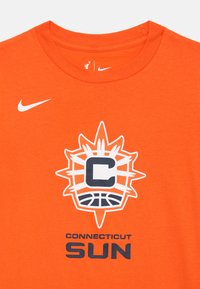 Oransje bomull t-skjorte med rund hals. Har en stor hvit og marineblå logo som inkluderer et solstråledesign og teksten "CONNECTICUT SUN".