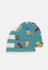 Dois bonés: um em teal com ursos de desenho animado e detalhes padrão, e outro listrado em bege claro e off-white. Tecido macio, design sem costuras.