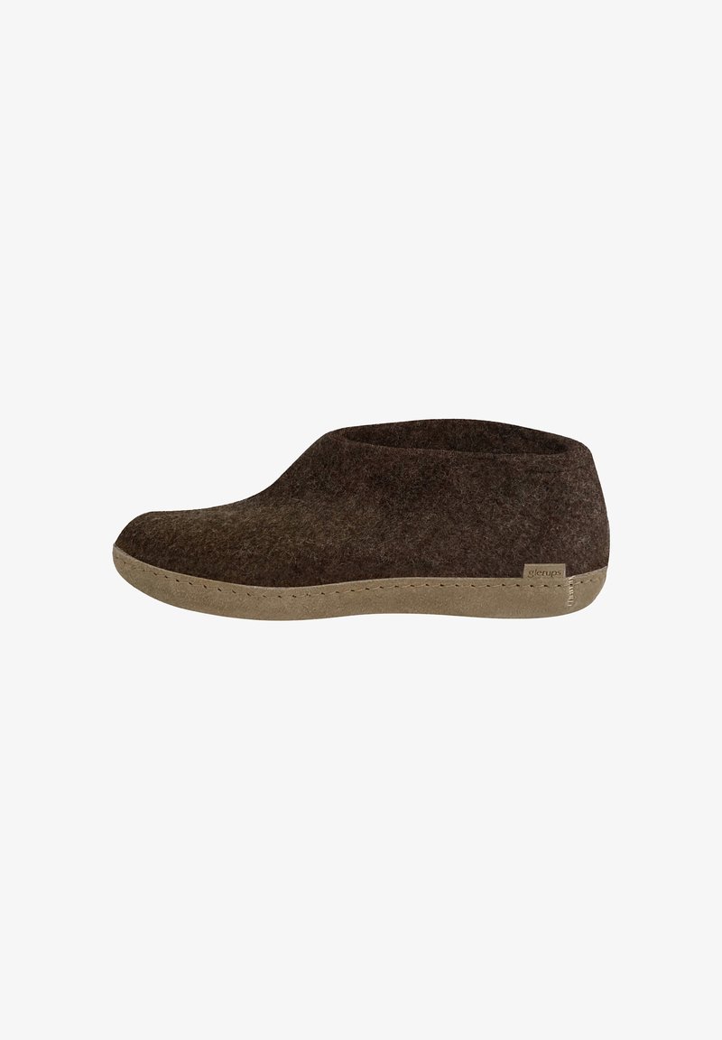 Pantofole in feltro marrone con punta arrotondata, texture morbida, suola in gomma beige e dettagli di cucitura minimi. Design a taglio basso per una facile indossabilità.