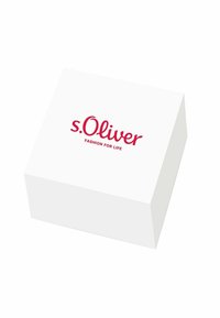 Scatola rettangolare bianca con una superficie liscia, con il logo rosso "s.Oliver" e la frase "FASHION FOR LIFE" stampata al centro.