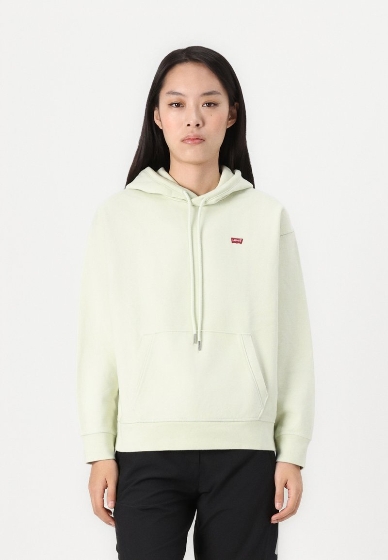 Felpa verde chiaro realizzata in tessuto morbido, con tasca frontale, cappuccio con cordino e un piccolo logo rosso Levi's sul petto.