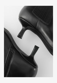 Vybráno, black leather