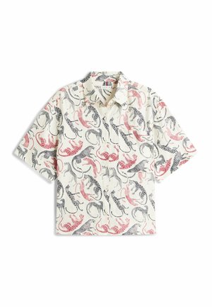 Chemise à manches courtes à boutons avec un fond crème et des motifs abstraits de léopard en rouge, noir et gris partout.
