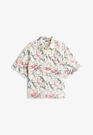 Chemise à manches courtes à boutons avec un fond crème et des motifs abstraits de léopard en rouge, noir et gris partout.