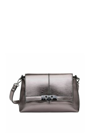 Borsa a tracolla in argento metallizzato con chiusura a pattina, forma rettangolare, manico corto e un accento decorativo in metallo sulla parte anteriore.