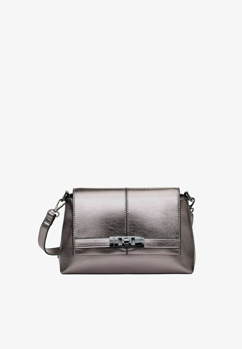 Metalen zilveren handtas met een klep sluiting, rechthoekige vorm, korte handgreep en een decoratieve hardware accent aan de voorkant.