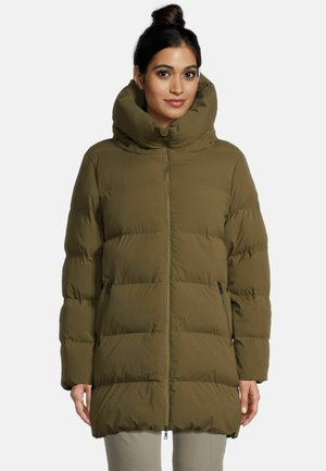 Frau trägt eine olivgrüne, wattierte Winterjacke mit hohem Kragen, Frontreißverschluss und Reißverschlusstaschen an den Seiten, steht vor einem weißen Hintergrund.