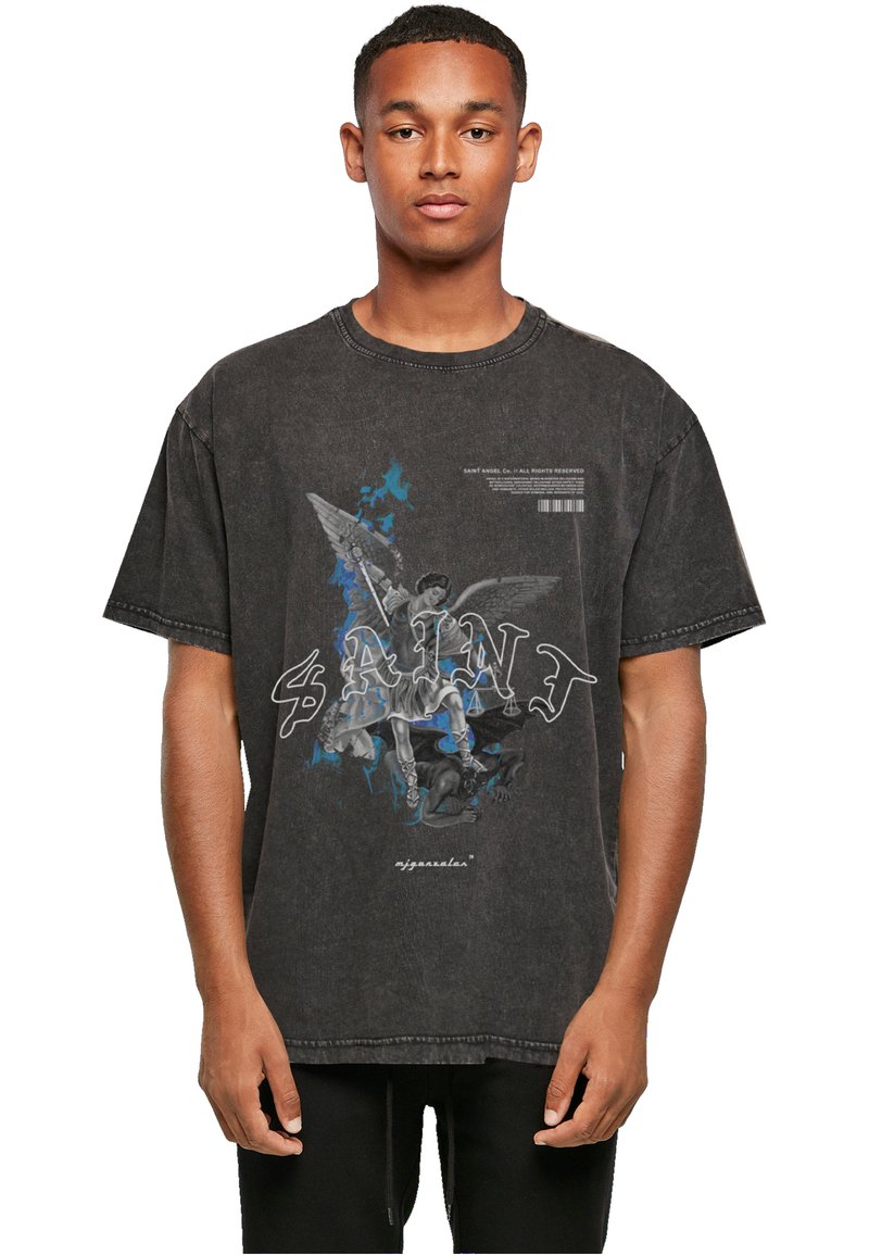 Must kolletatud T-särk mustas värvuses, millel on ingli graafiline print ja tekst "SAINT," millel on kulunud tekstuur ja kontrastsed värvid.