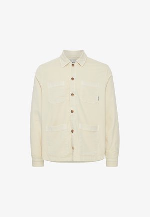 Ecrufarbenes Hemdjacke mit Kragen und vier Taschen auf der Vorderseite, mit braunen Knöpfen in der Mitte.