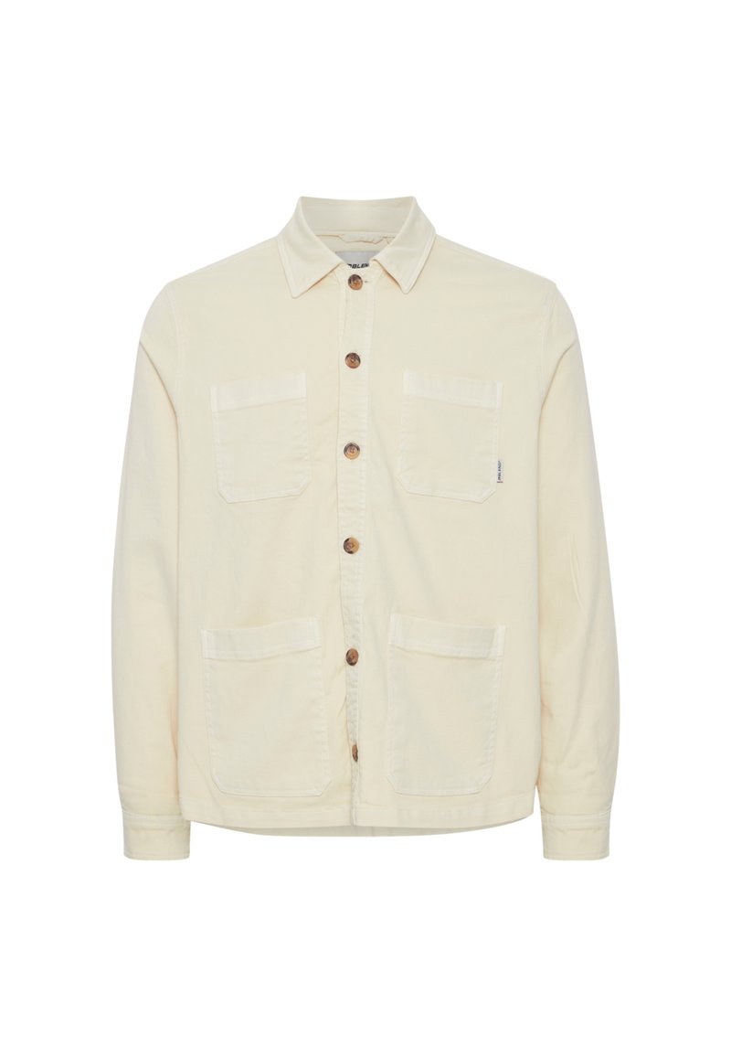 Giacca button-up color crema con colletto e quattro tasche frontali, con bottoni marroni lungo il centro.